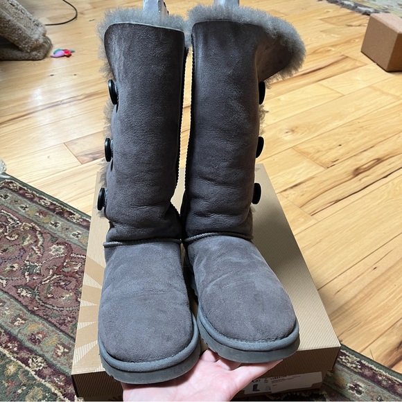 UGG Bailey Button Triplet Grey Boots. Lightly used in excellent condition. US 9 - Picture 5 of 9